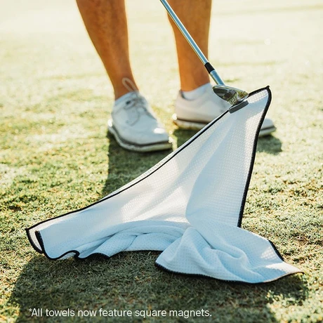 Magnetic golf towel